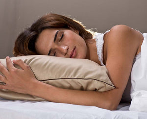 הפחתת עומק קמטי הפנים בזמן שינה על ציפית יוני נחושת